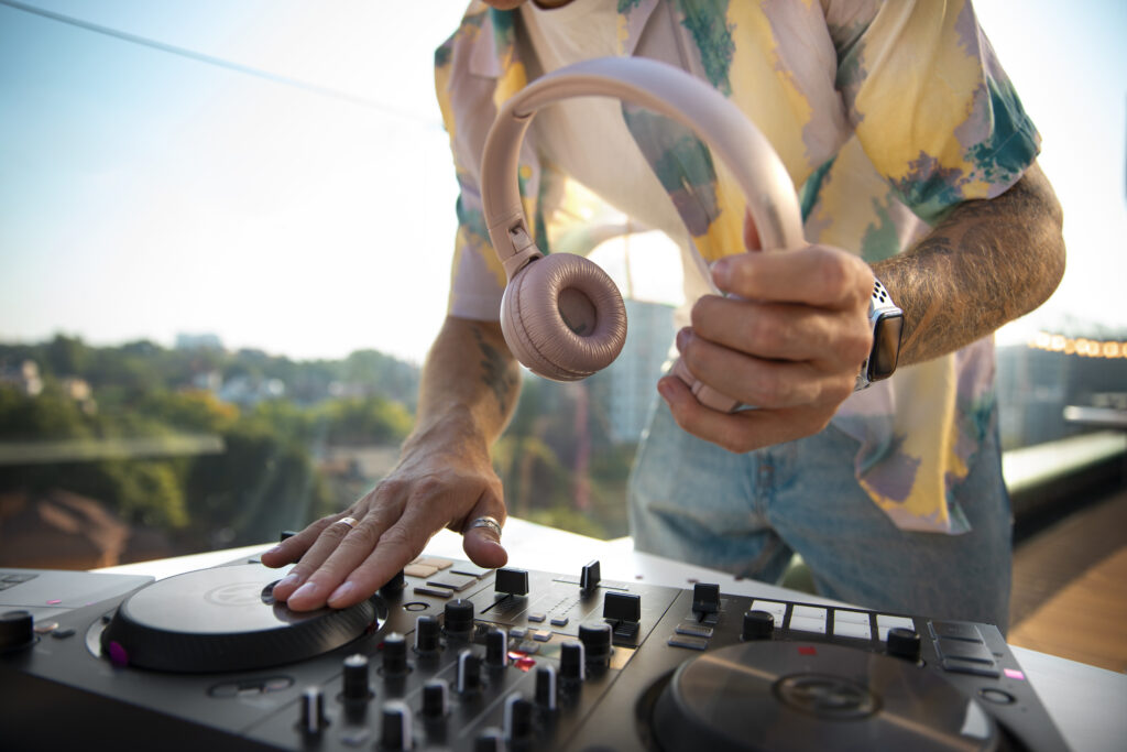 Imagen de un DJ para eventos pinchando al aire libre en una celebración